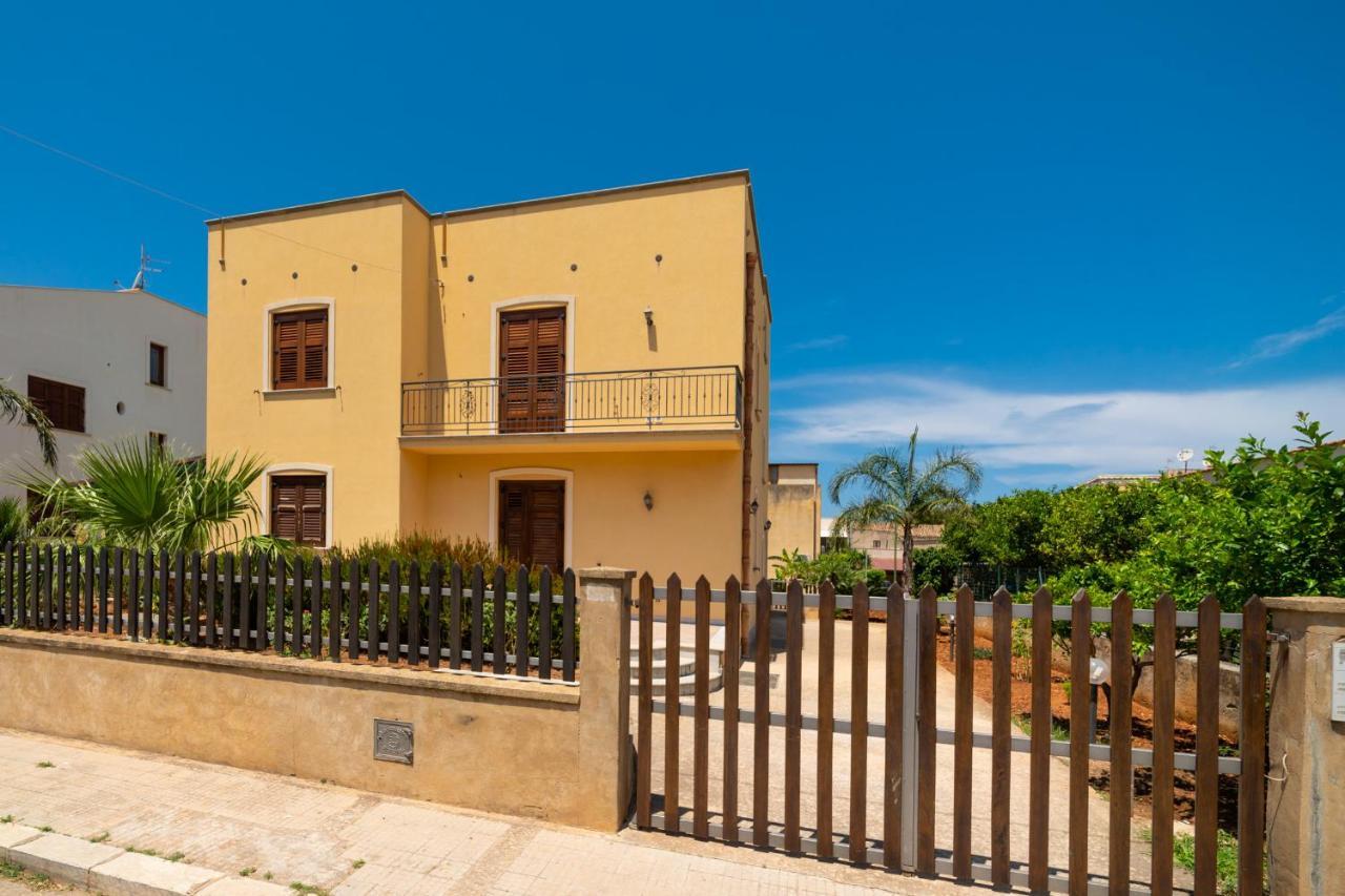Perla Di Mare Appartamenti Castelluzzo Exterior photo